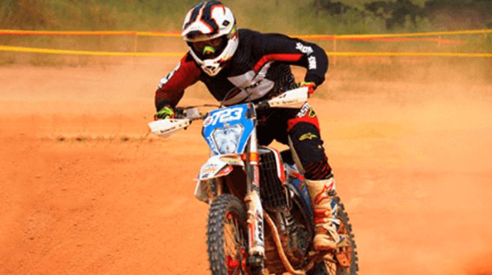 Motocross movimenta Queiroz em novembro com competição, premiações e show musical