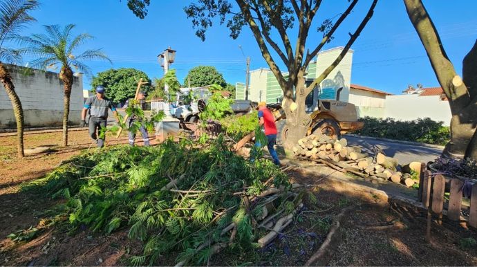 Após estragos causados pelo temporal, equipes trabalham na limpeza de ruas em Tupã