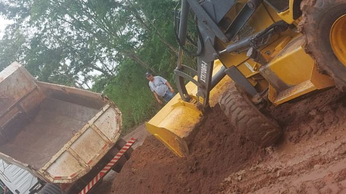 Chuvas danificam asfalto na vicinal entre Tupã e Quatá; Prefeitura realiza obras no trecho